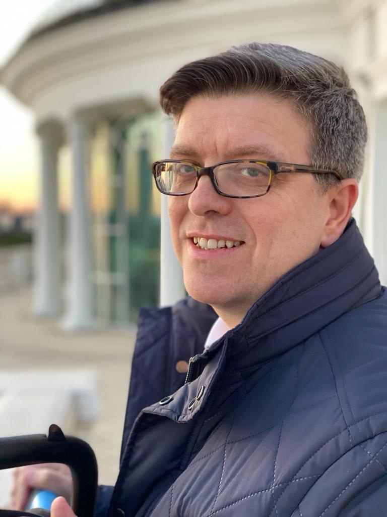 Jochen Jedek – Trainer, Coach und Gründer mit 9 Jahren Erfahrung, professionelles Outdoor‑Porträt